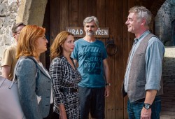 Lenka Krobotová, Gabriela Míčová, Martin Myšička, Jiří Dvořák ve filmu Léto s Evženem-min